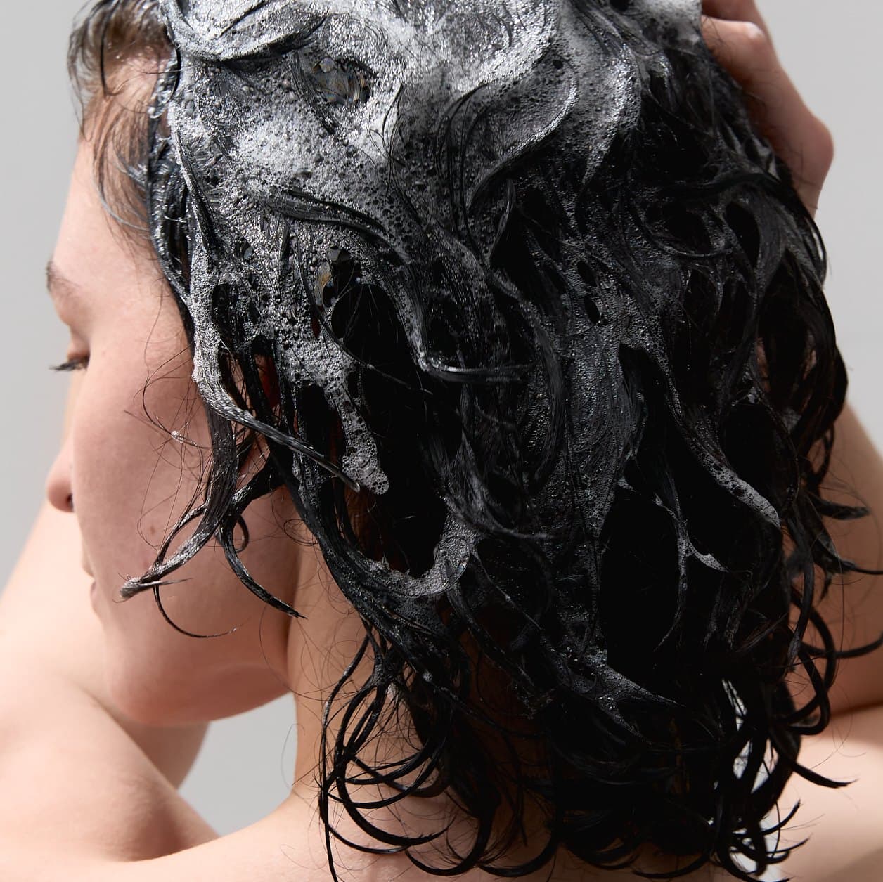 Washing hair with a SERUM.EU hair bath