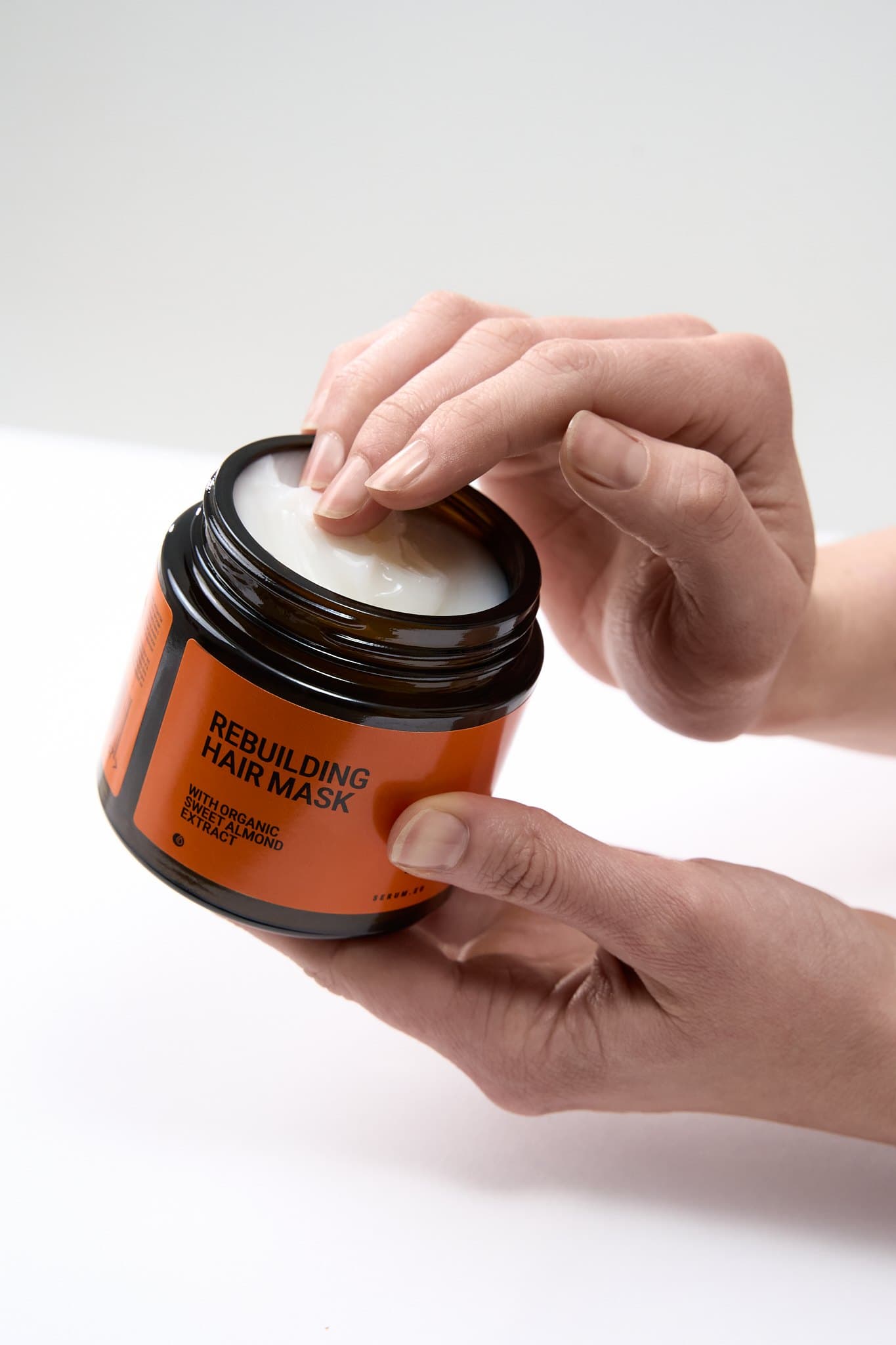 SERUM.EU rebuilding hair mask held in hands